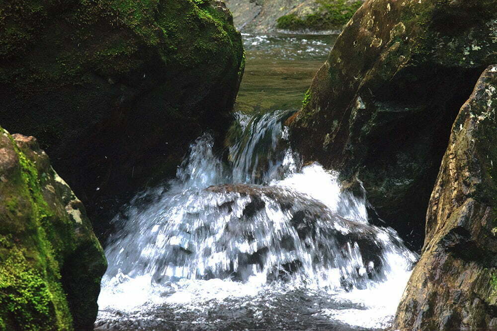 RPPN Salto Morato, Reserva Particular do Patrimônio Natural Salto Morato, imagem de pedras e água de rio