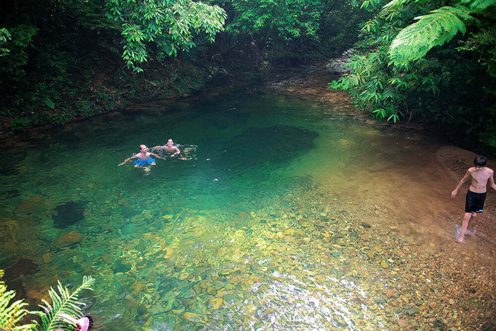 RPPN Salto Morato, Reserva Particular do Patrimônio Natural Salto Morato, imagem de turistas-na-piscina-natural a