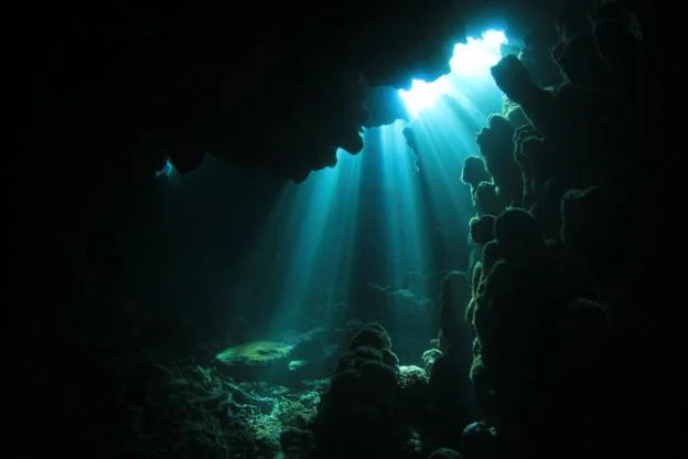 Oceano subterrâneo nas profundezas do planeta, imagem de caverna submarina 