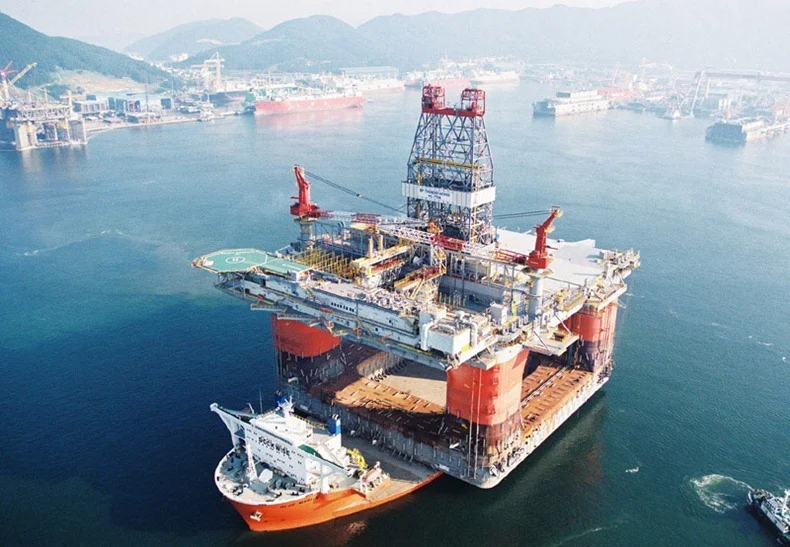  imagem de navio deslocando plataforma de petróleo