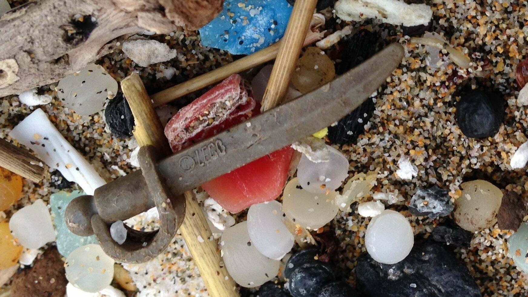 peças de lego poluem praia, imagem peças de lego poluem praia