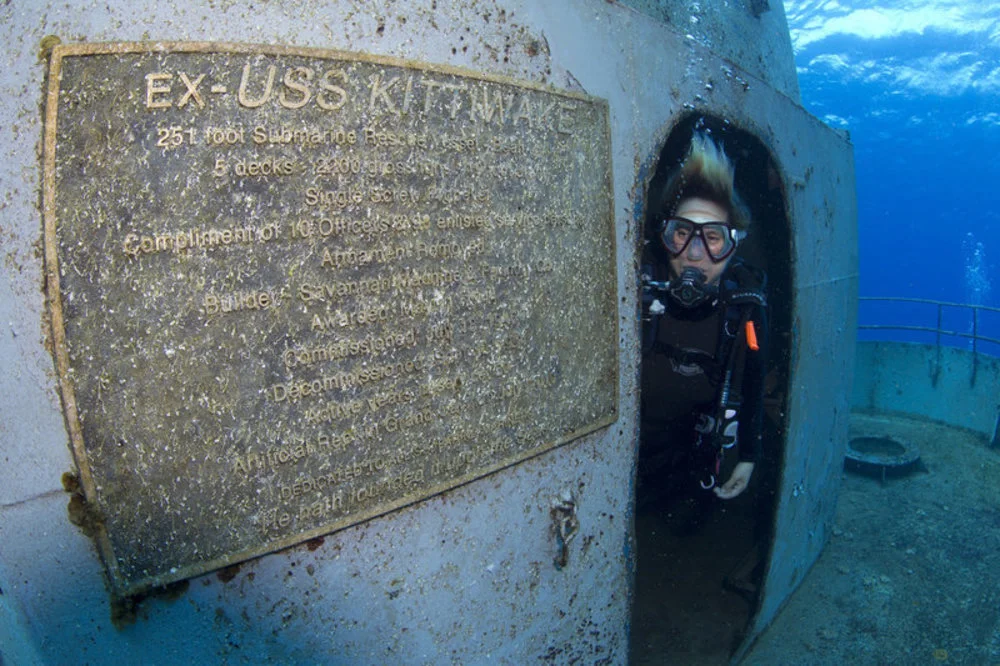 mergulhadora em kittiwake, um dos naufrágios pelo mundo