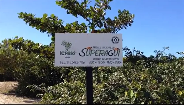 Trailer sobre o Parque Nacional do Superagui, imagem de Placa do ICMBio em Superagui.