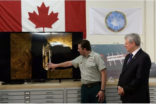 primeiro ministro canadense observa explicação sobre navio encontrado