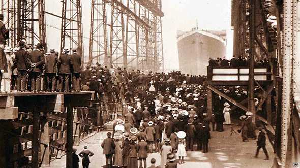 Fotos inéditas do Titanic, imagem de multidão aguarda partida do transatlântico