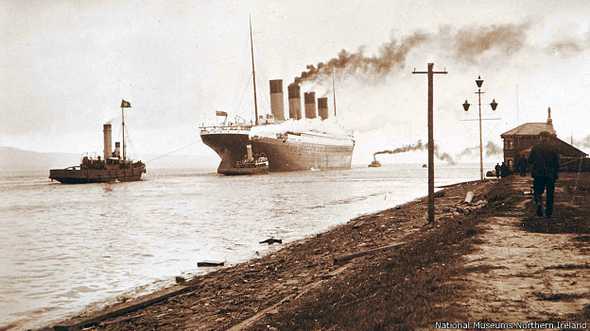 Fotos inéditas do Titanic, imagem do Titanic lançando fumaça no céu de Belfast