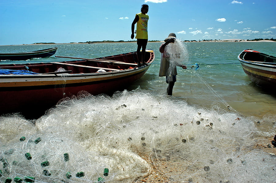 Recursos marinhos vivos: pesca, imagem de pescador com rede
