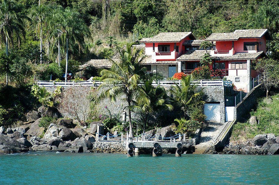 Parques Estaduais Ilhabela e ilha Anchieta, imagem de casas no-costão