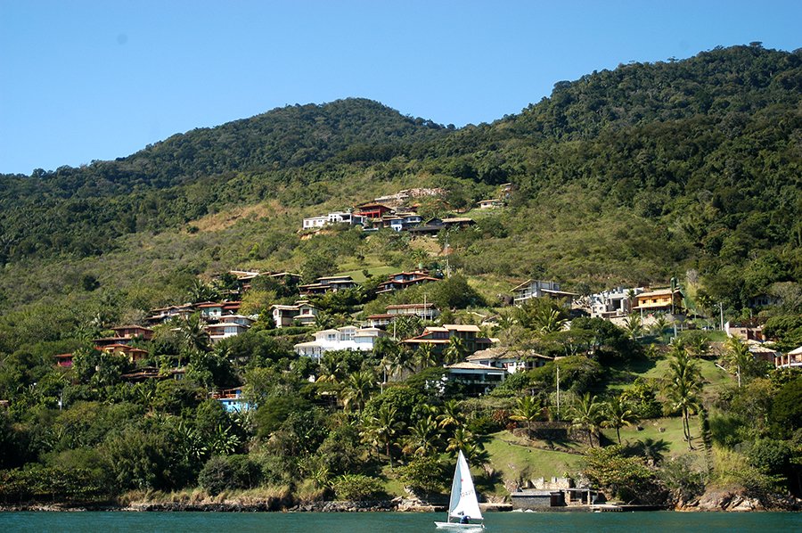 Parques Estaduais Ilhabela e ilha Anchieta, imagem de casas no -morro de ilhabela