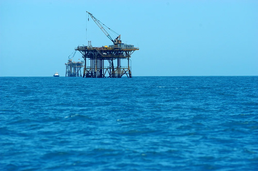imagem de plataforma de petróleo, um dos Recursos marinhos, no mar de sergipe