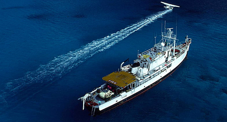 navio de Cousteau, imagem do calypso navegando