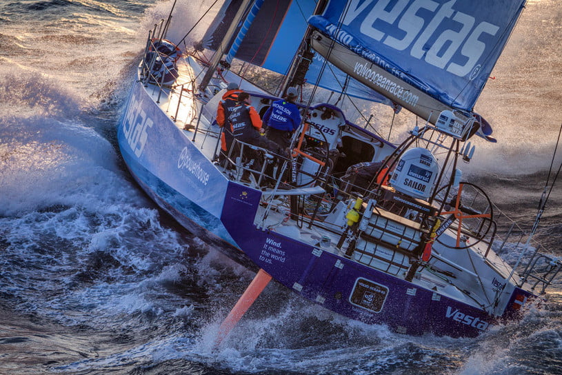 Volvo Ocean Race, imagem do barco da volvo ocean race que bateu em coral