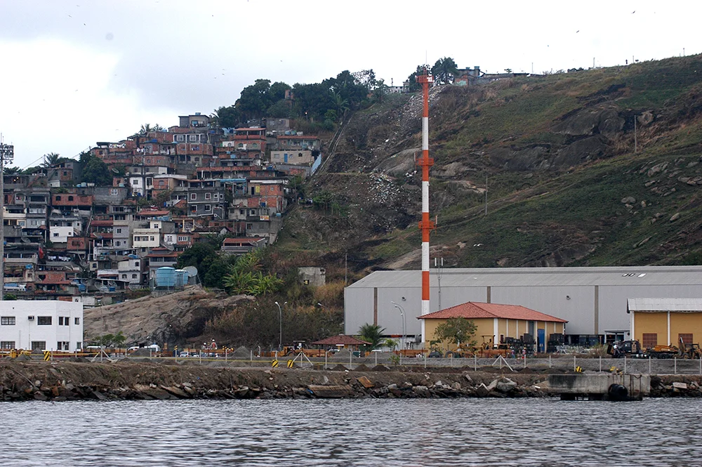 imagem de favela na baía de guanabara