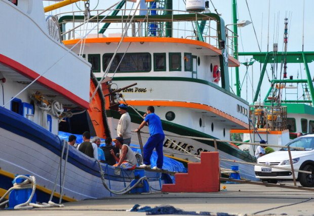 imagem de barco de pesca em santa catarina no debate cientistas versus pescadores