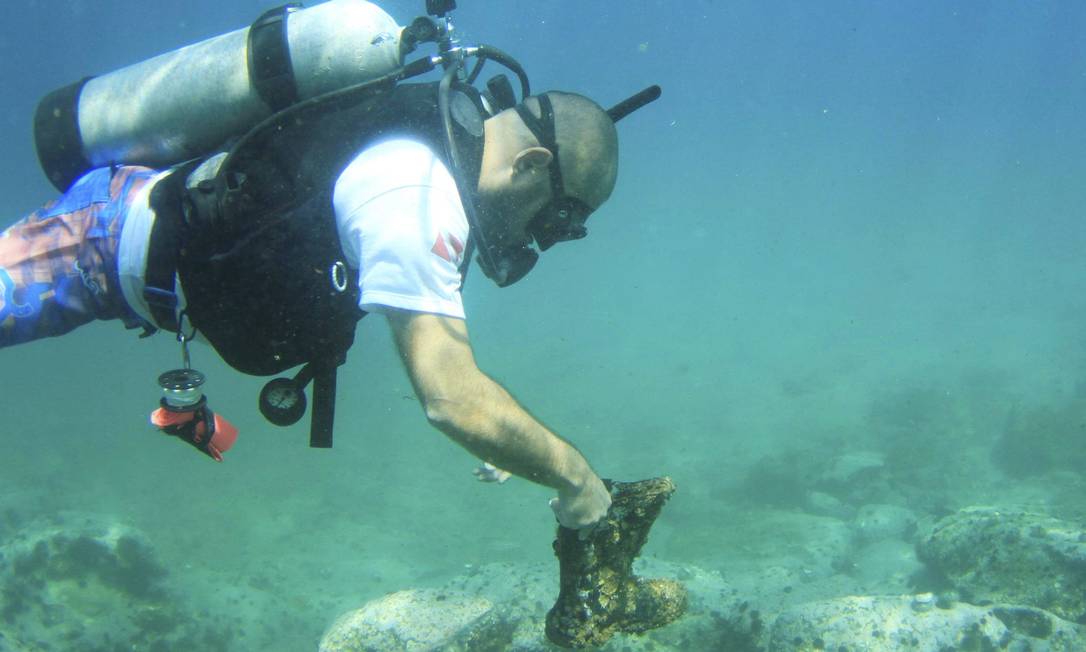 Mergulhadores limpam reserva marinha em Niterói, imagem de mergulhador limpa reserva
