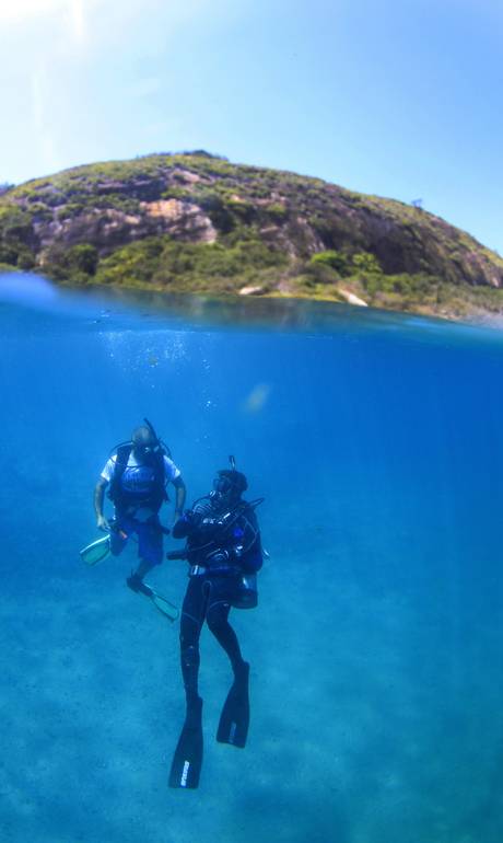 Mergulhadores limpam reserva marinha em Niterói, imagem de mergulhadores