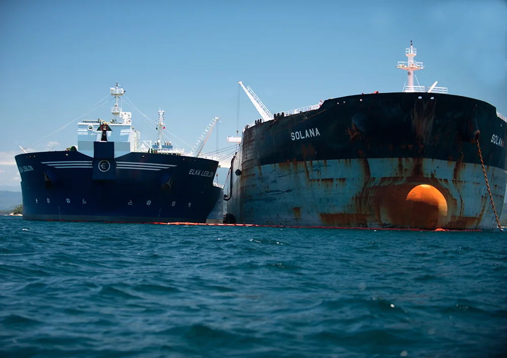 Vazamento de óleo da Transpetro, imagem de navios em Angra dos Reis.