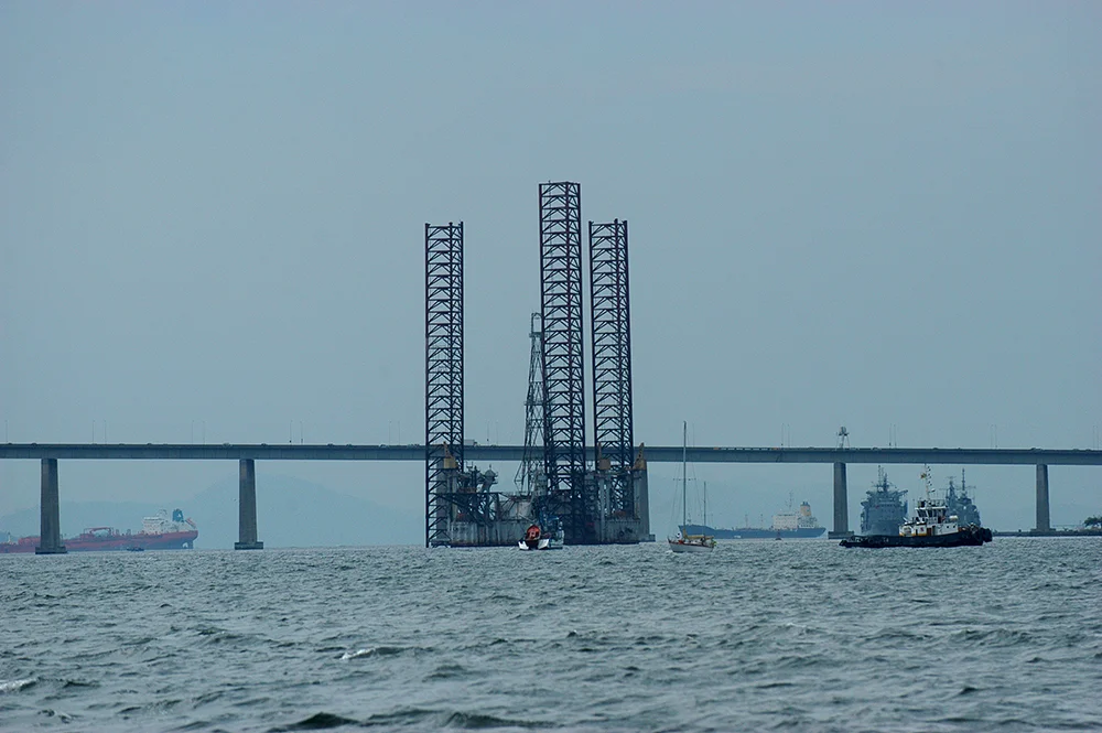 imagem de plataforma-de petróleo na baía de guanabara