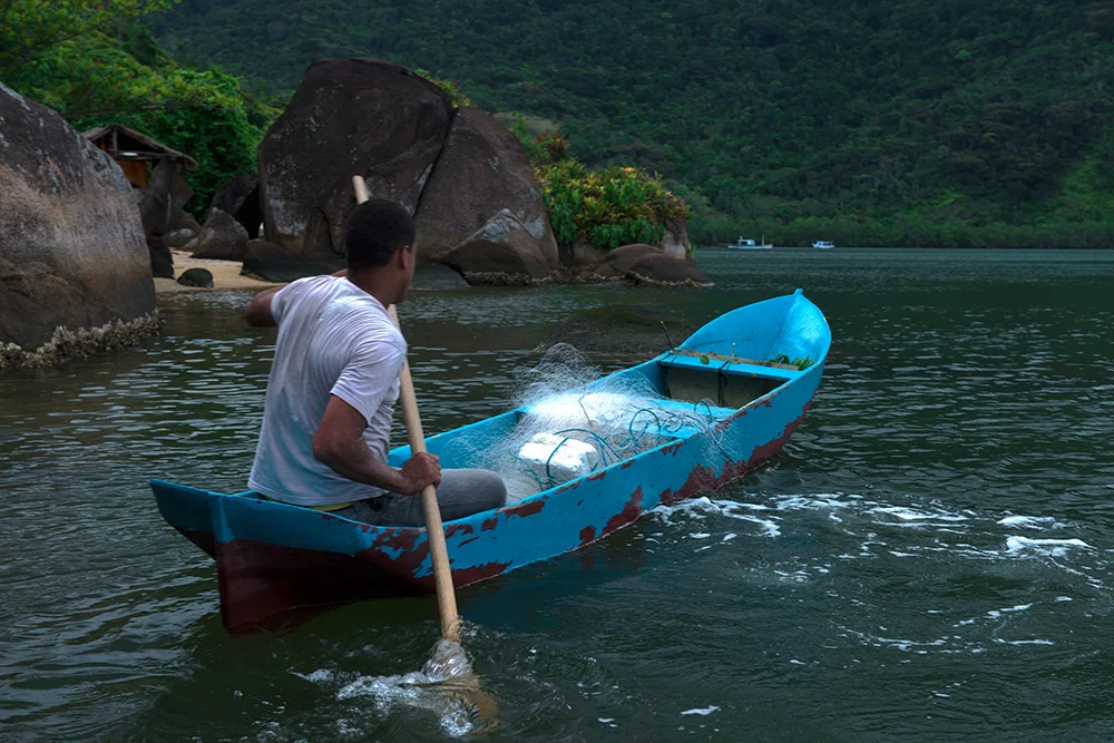 um-pescador-em-canoa-APA de Cairuçu