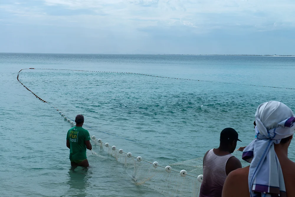 Resex Arraial do Cabo, Rio de Janeiro, imagem de pescadores puxando rede