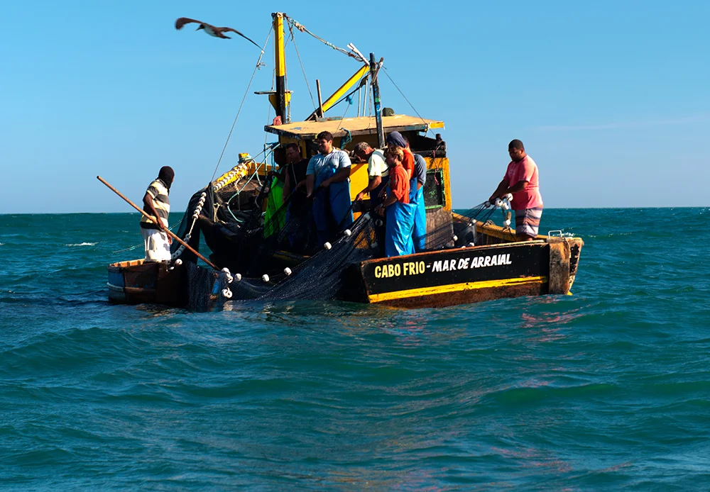 imagem de -traineira-pescando em Cabo Frio
