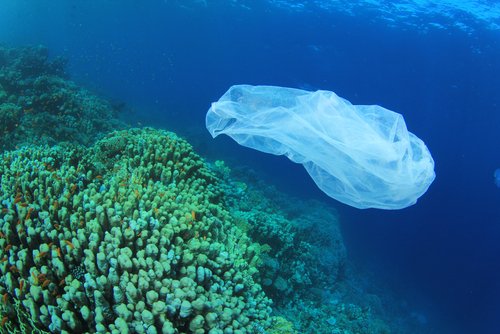  imagem de lixo plástico no mar 