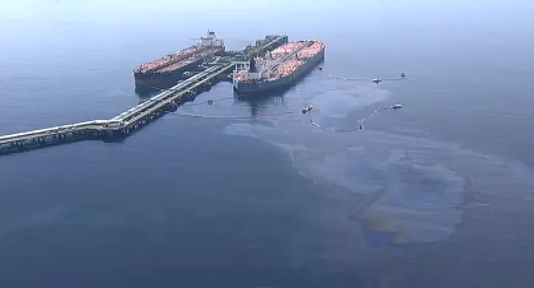Vazamento de óleo da Transpetro , imagem de óleo-cru-na-baía-de-Ilha-Grande,Vazamento de óleo da Transpetro detona Angra dos Reis.