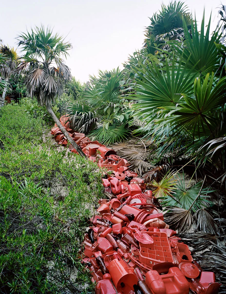 Lixo marinho vira arte, imagem de rio de plastico
