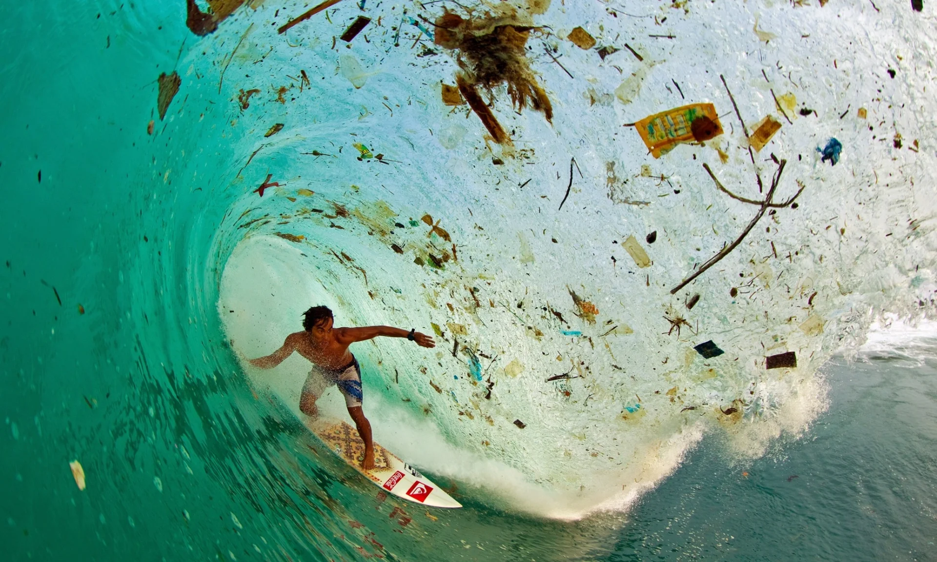 Superpopulação e super consumismo, nossa triste realidade, imagem de onda cheia de lixo