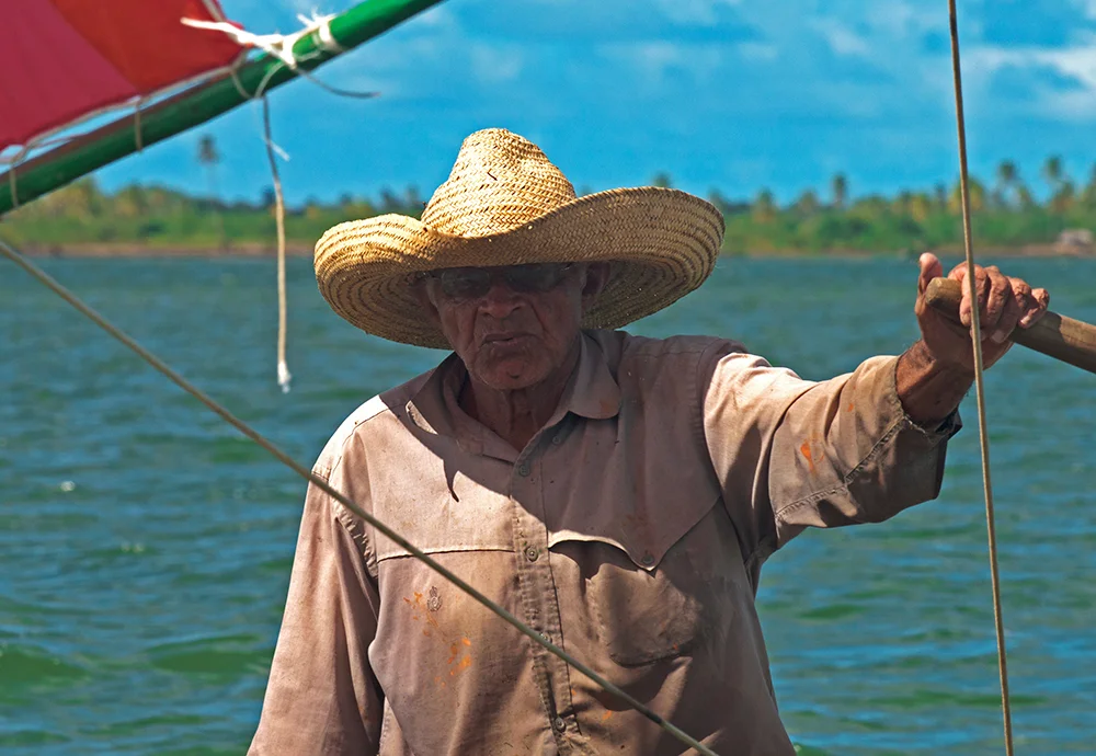 nativo em canoa na Área de Proteção Ambiental de Piaçabuçu