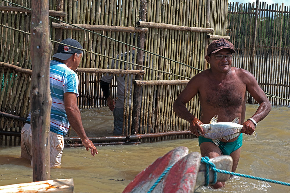  pescadores durante despesa do cerco na Resex de Caeté-Taperaçu