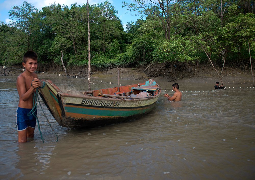  pescadores armando rede na Reserva Extrativista de Caeté-Taperaçu