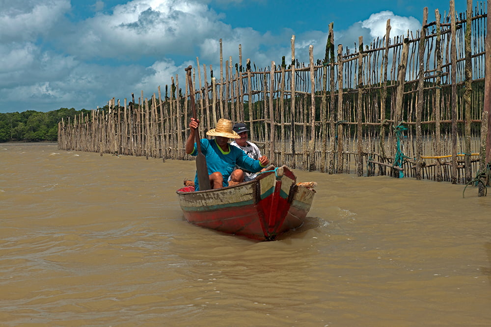  pescadores em canoa na Reserva Extrativista de Caeté-Taperaçu