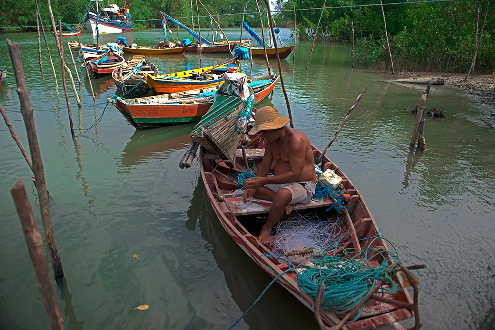  pescadores em porto na Reserva Extrativista de Caeté-Taperaçu