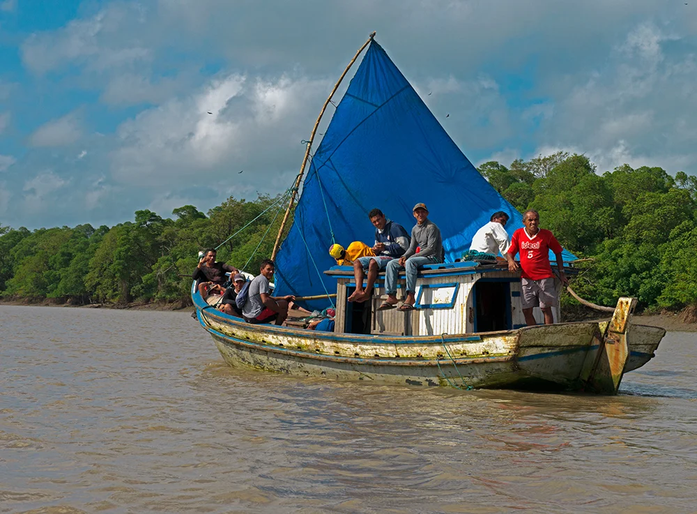 pesqueiro a motor na Reserva Extrativista de Caeté-Taperaçu