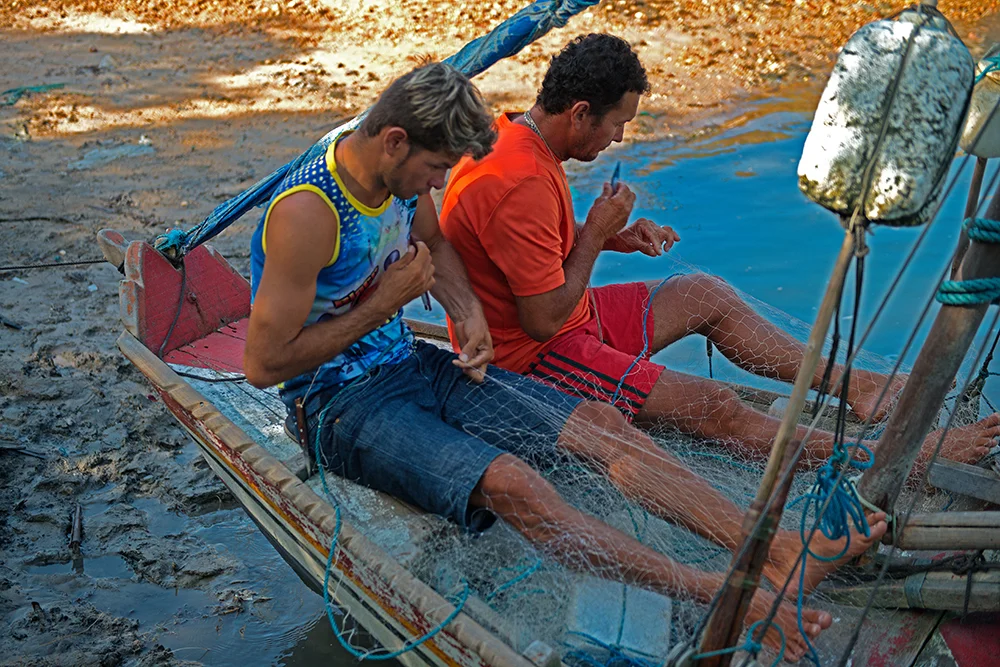  pescadores consertando rede na Reserva Extrativista de Caeté-Taperaçu