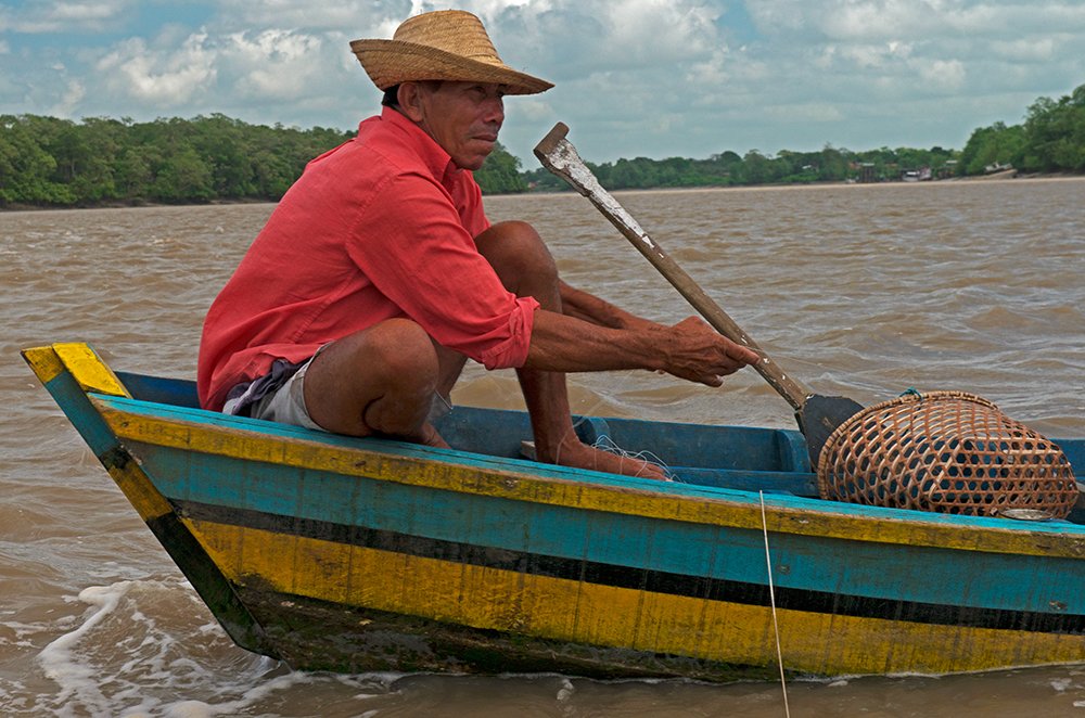  pescador em canoa na Reserva Extrativista de Caeté-Taperaçu