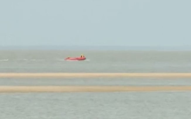 barco afunda, imagem do Bote do corpo de bombeiros trabalhando no salvamento.