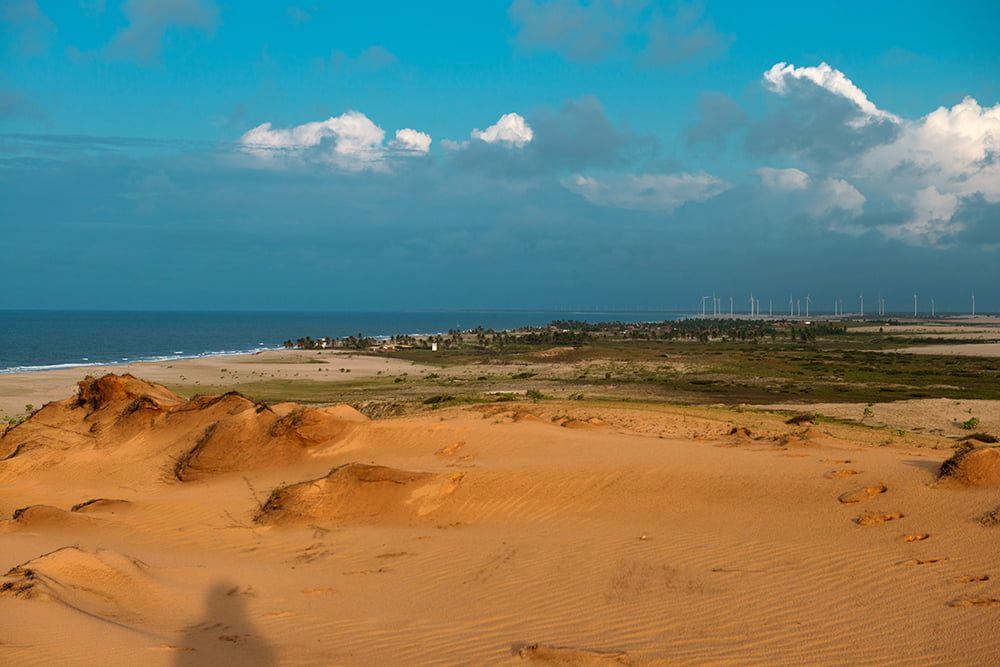 litoral, energia eólica, paisagem do litoral do ceará com torres eólicas