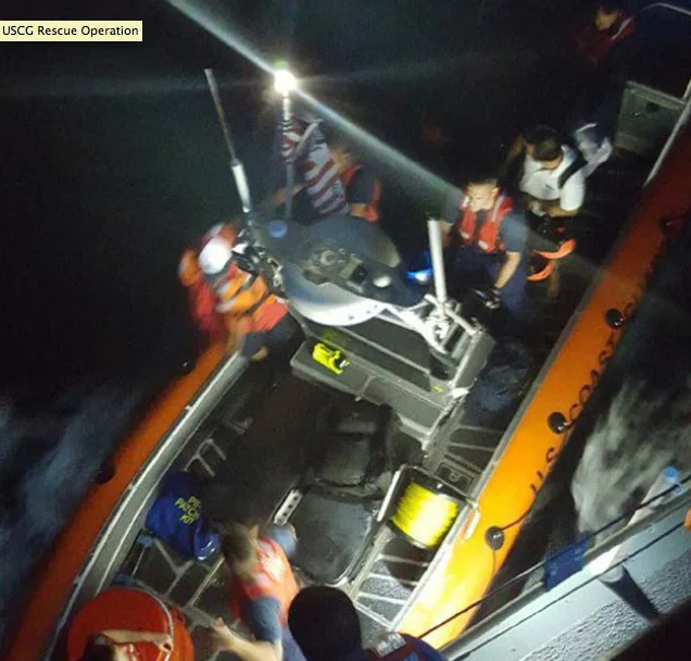 Barco brasileiro afunda , imagem de tripulantes sendo resgatados no Caribe