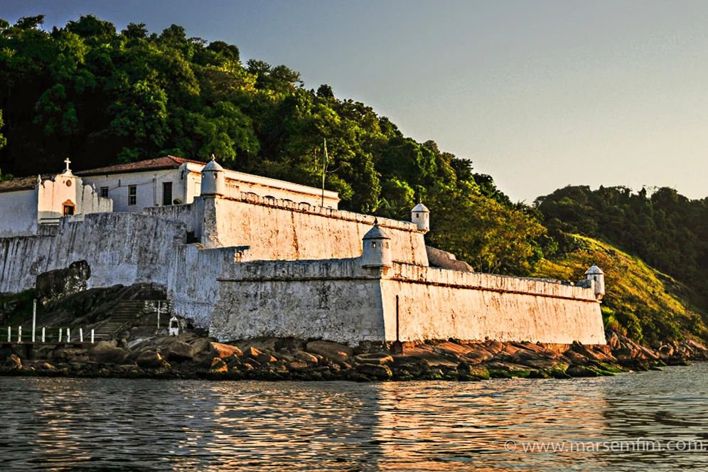 Assaltos a barcos no Brasil , imagem da fortaleza da Barra, Santos