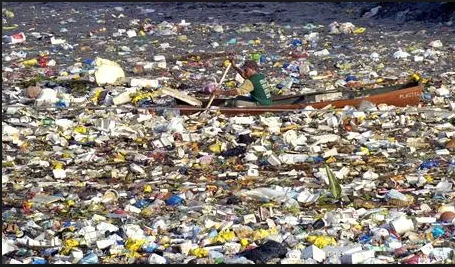 Oceanos: mais plástico que peixes em 2050, imagem de um mar de plástico no mar