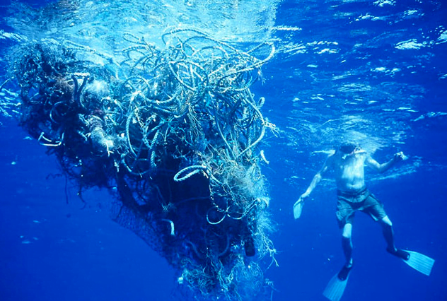 Oceanos: mais plástico que peixes em 2050, imagem de mergulhador cercado por plástico
