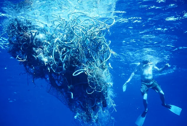 Oceanos: mais plástico que peixes em 2050, imagem de mergulhador cercado por plástico