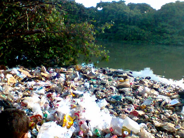 Colapso dos rios brasileiros, imagem de poluição no rio Beberibe