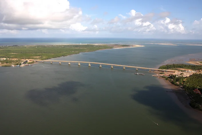 Colapso dos rios brasileiros, imagem do rio vaza barris