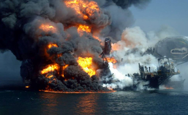 Imagem de incêndio em plataforma de petróleo