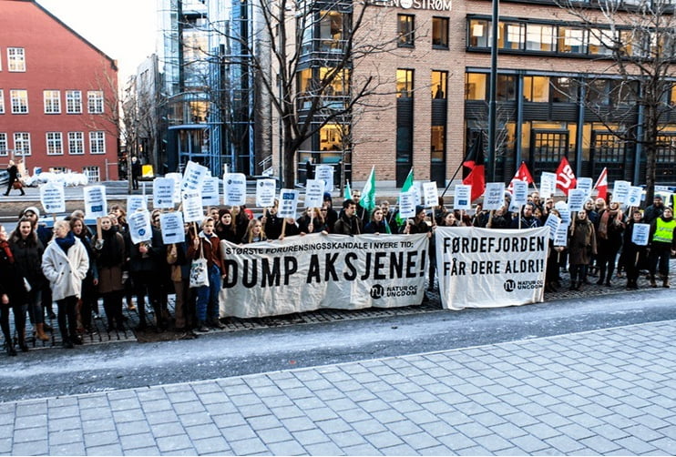  imagem de protestos-noruega contra poluição no oceanos e rejeitos de minas