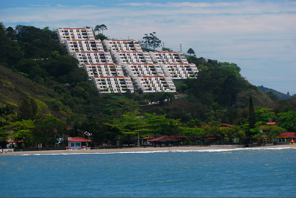 Costa brasileira, os dez maiores absurdos, imagem de condomínio em Ubatuba