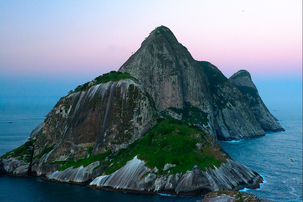 Costa brasileira, os dez maiores absurdos, imagem da ilha de alcatrazes, SP